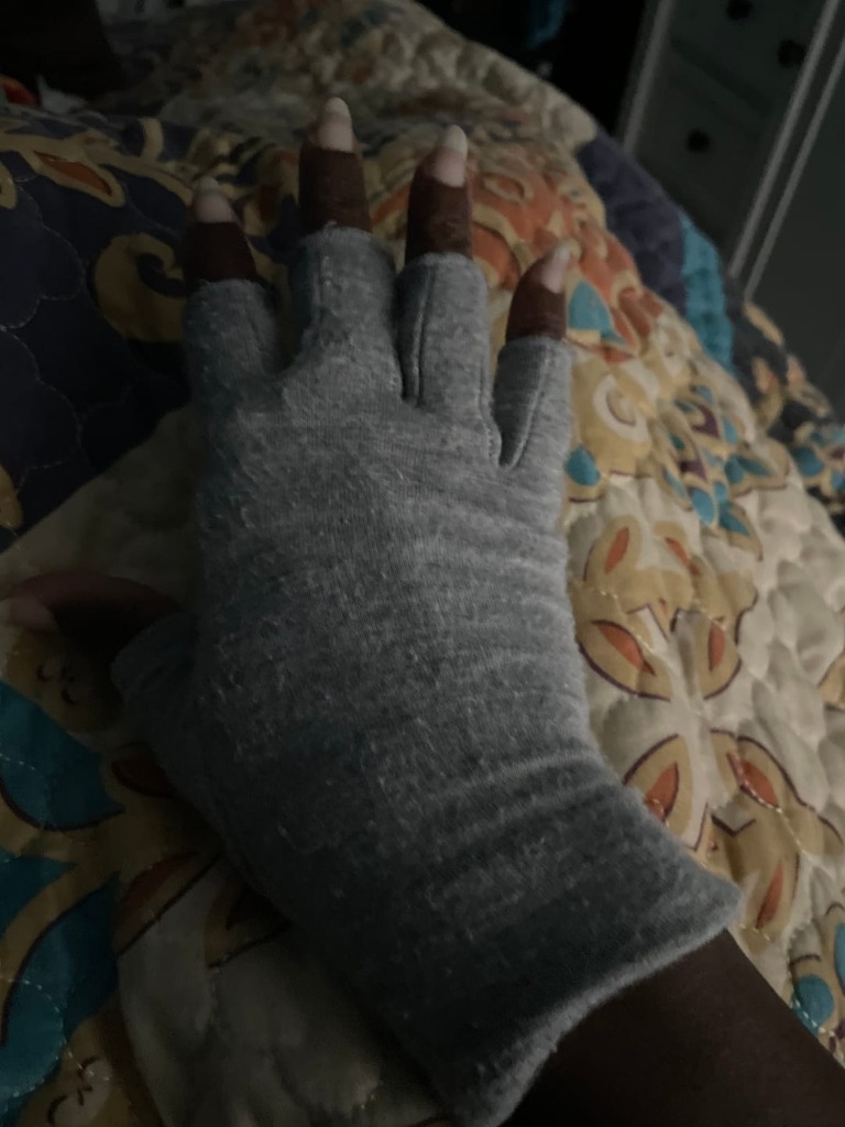 לקוחה עם כפפות זאבלו