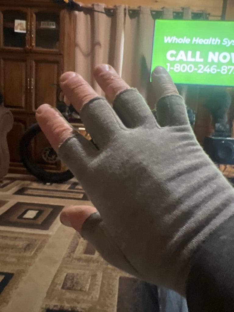 לקוח עם כפפות זאבלו