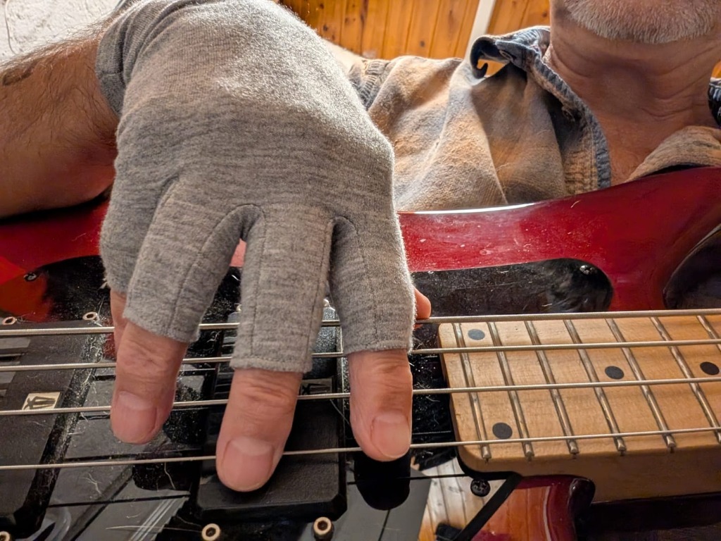 לקוח מנגן בגיטרה עם כפפות זאבלו
