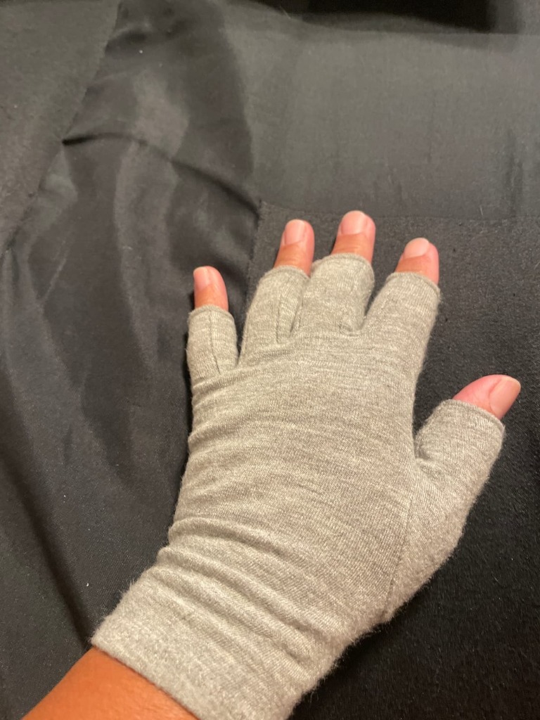 לקוחה עם כפפות זאבלו